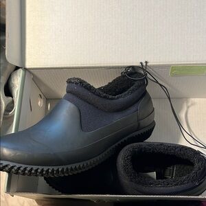 Kensie woman size 7  Black Waterproof Shoes and anti slip NEW